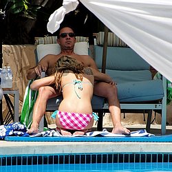 Sexy Luder beim Blowjob am Pool